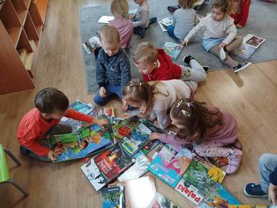 Dzieci oglądające książki.