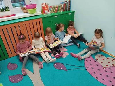 Dzieci oglądające książki.