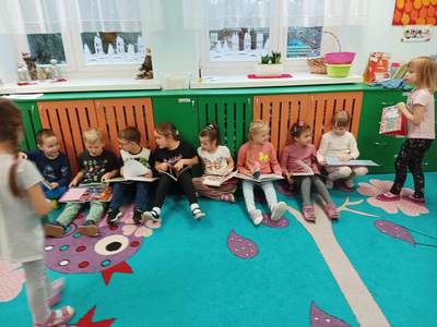 Dzieci oglądające książki.