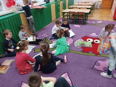 Dzieci oglądające książki.