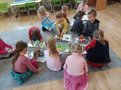 Dzieci oglądające książki.