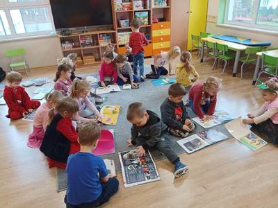 Dzieci oglądające książki.