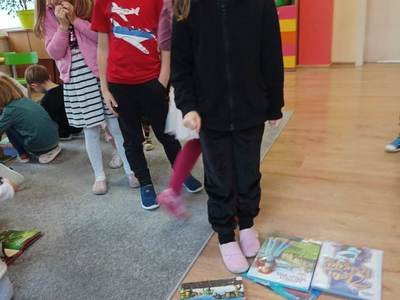 Dzieci oglądające książki.