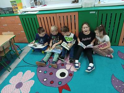 Dzieci oglądające książki.