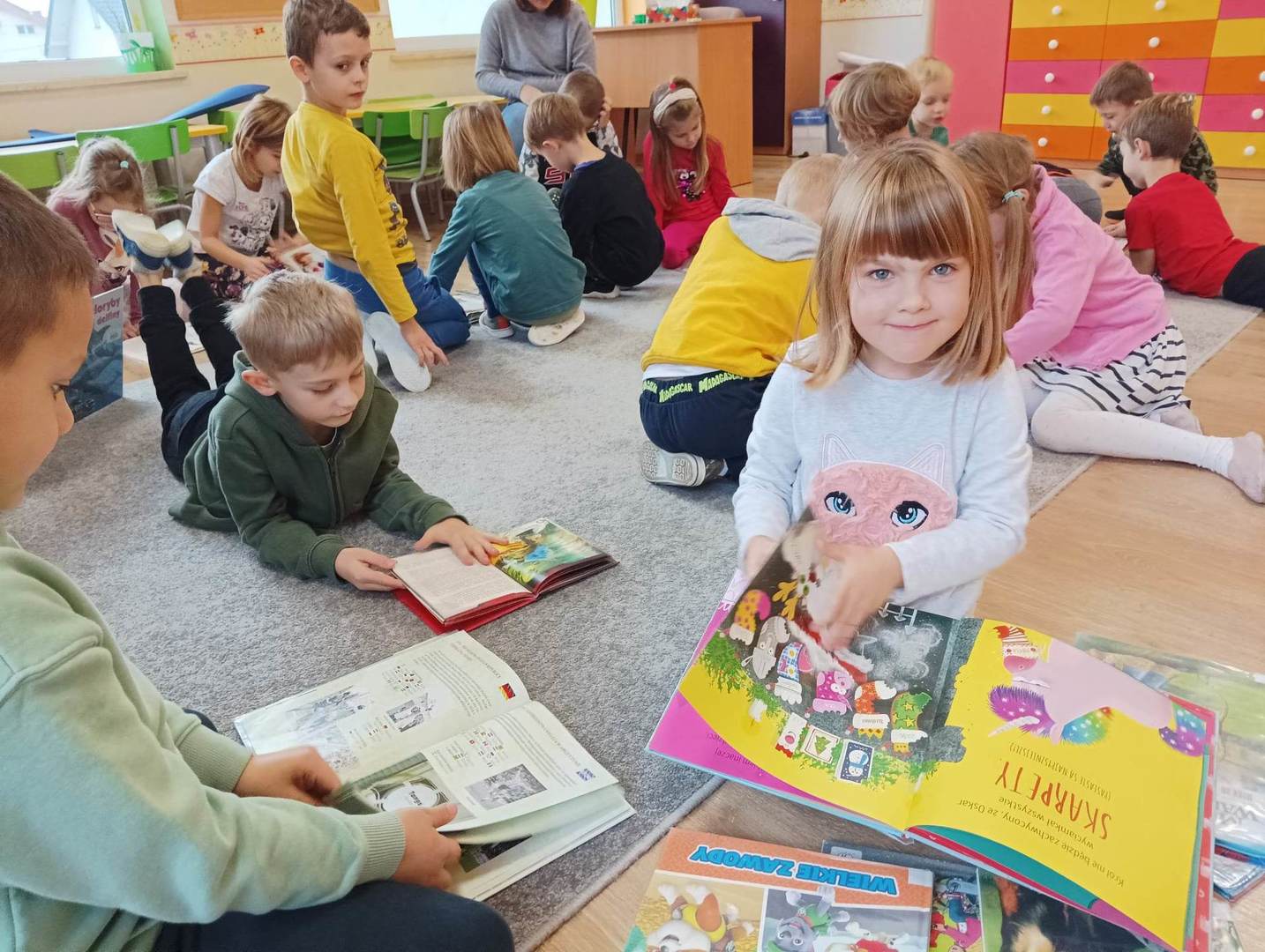 Dzieci oglądające książki.