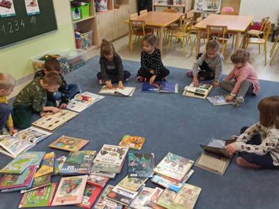 Dzieci oglądające książki.