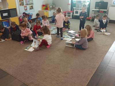 Dzieci oglądające książki.