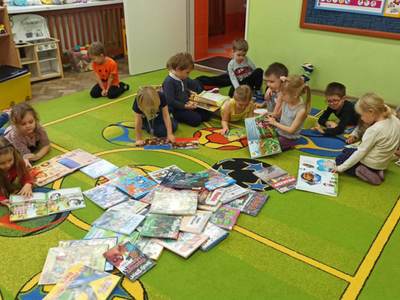 Dzieci oglądające książki.