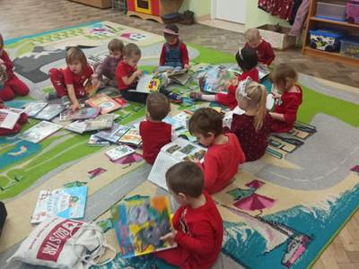 Dzieci oglądające książki.