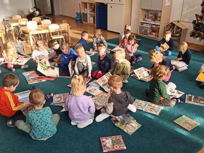 Dzieci oglądające książki.