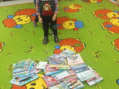 Dzieci wybierają książkę, którą będą oglądać.