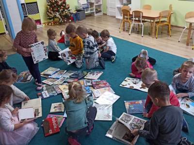 Dzieci oglądające książki.
