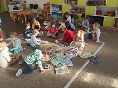 Dzieci oglądające książki.