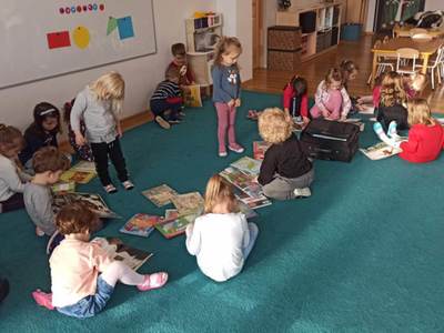 Dzieci oglądające książki.