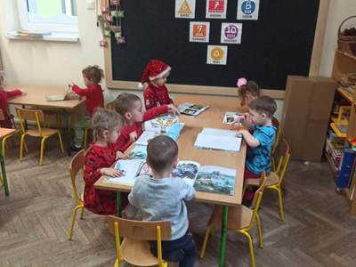 Dzieci oglądające książki.