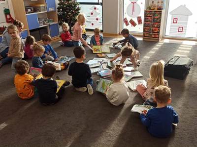 Dzieci oglądające książki.