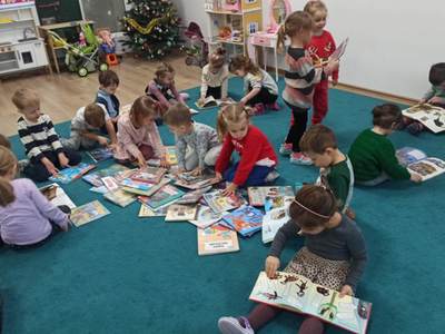 Dzieci oglądające książki.