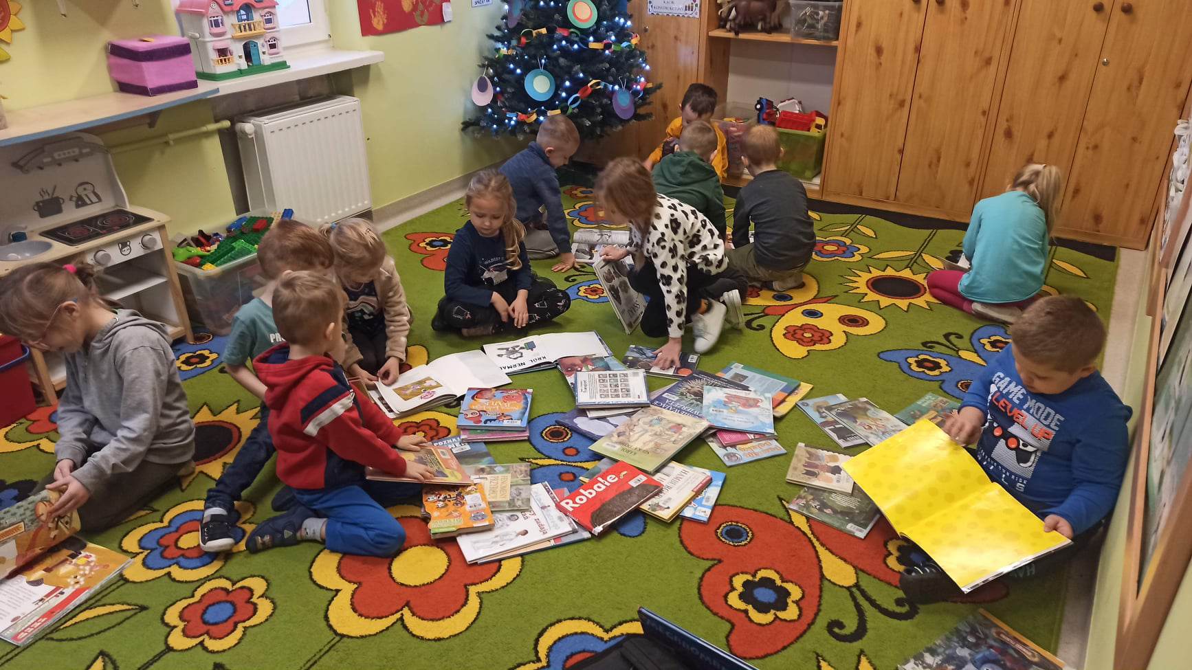 Dzieci oglądające książki.