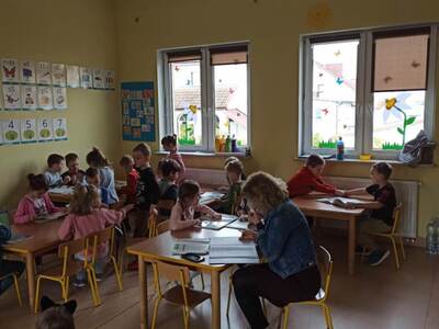 Dzieci oglądające książki.
