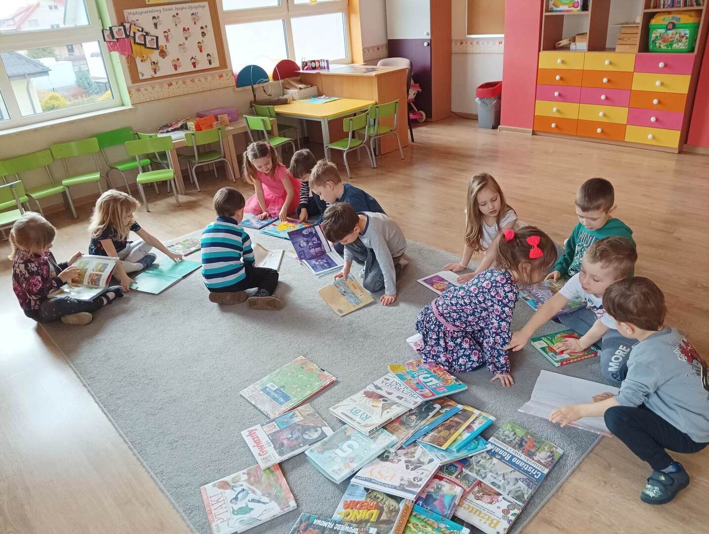 Dzieci oglądające książki.