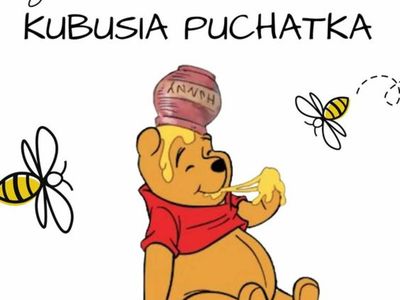 Plakat promujący Międzynarodowy Dzień Kubusia Puchatka. Na plakacie miś Kubuś Puchatek je miód, wokół niego latają pszczoły.