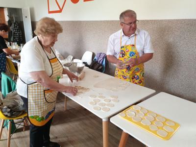 Zajęcia kulinarne w Klubie Seniora (13 czerwca 2023 r.)