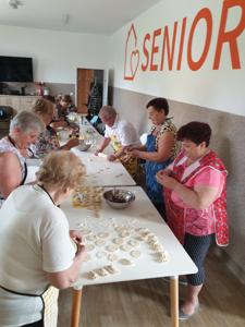 Zajęcia kulinarne w Klubie Seniora (13 czerwca 2023 r.)