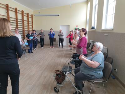 Zajęcia rytmiki z elementami muzykoterapii w ramach projektu „Klub Seniora Aktywnie” (7 lutego 2023 r.)