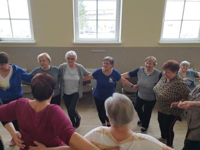 Zajęcia rytmiki z elementami muzykoterapii w ramach projektu „Klub Seniora Aktywnie” (7 lutego 2023 r.)