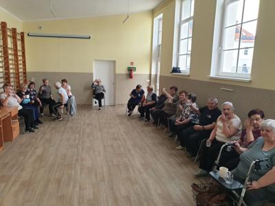 Zajęcia rytmiki z elementami muzykoterapii w ramach projektu „Klub Seniora Aktywnie” (7 lutego 2023 r.)