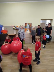 Wizyta dzieci z Przedszkola nr 1 im. Kubusia Puchatka w Klubie Seniora