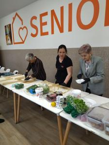 Zabawa integracyjna seniorów w Klubie Seniora