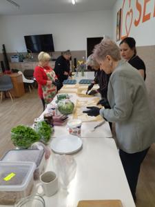 Zabawa integracyjna seniorów w Klubie Seniora