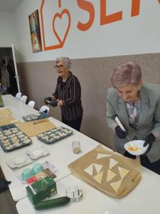 Zabawa integracyjna seniorów w Klubie Seniora