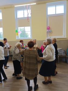 Zabawa integracyjna seniorów w Klubie Seniora