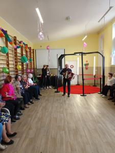Zabawa integracyjna seniorów w Klubie Seniora