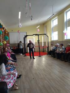 Zabawa integracyjna seniorów w Klubie Seniora