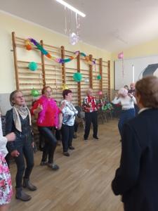 Zabawa integracyjna seniorów w Klubie Seniora