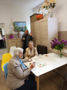 Zabawa integracyjna seniorów w Klubie Seniora