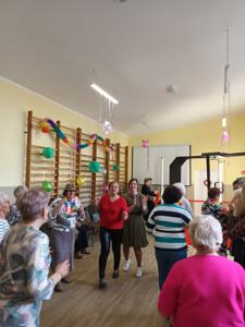Zabawa integracyjna seniorów w Klubie Seniora