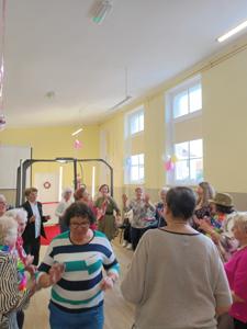 Zabawa integracyjna seniorów w Klubie Seniora