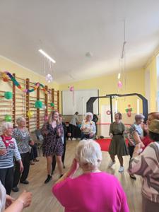 Zabawa integracyjna seniorów w Klubie Seniora