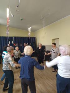 Zabawa integracyjna seniorów w Klubie Seniora