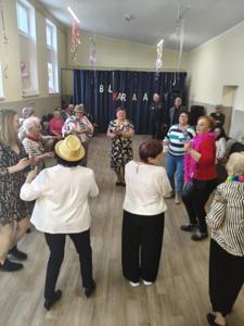 Zabawa integracyjna seniorów w Klubie Seniora