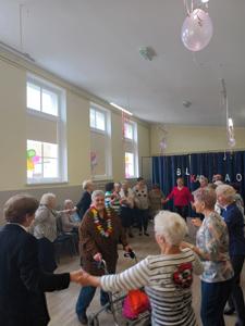 Zabawa integracyjna seniorów w Klubie Seniora