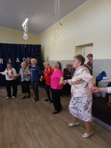 Zabawa integracyjna seniorów w Klubie Seniora