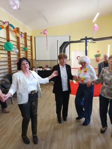 Zabawa integracyjna seniorów w Klubie Seniora