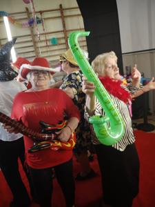 Zabawa integracyjna seniorów w Klubie Seniora