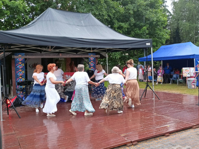 Występ seniorów z Klubu Seniora na FestGalówce z Dzyndzałkami w Budrach (23 czerwca 2024 r.)