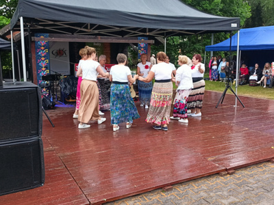 Występ seniorów z Klubu Seniora na FestGalówce z Dzyndzałkami w Budrach (23 czerwca 2024 r.)
